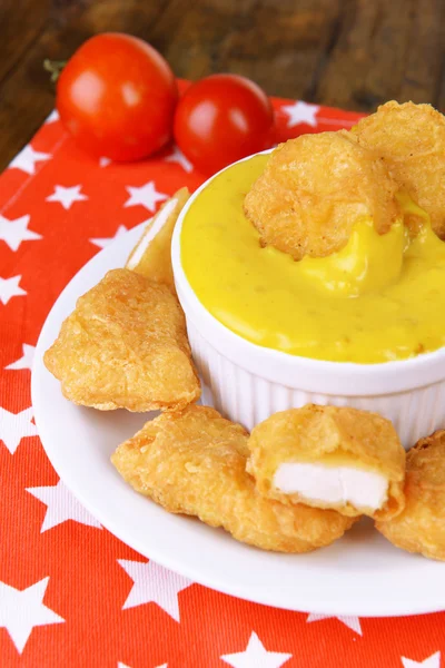 Chicken Nuggets mit Sauce auf dem Tisch in Großaufnahme — Stockfoto