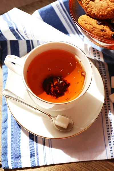 Tasse Tee auf dem Tisch, Nahaufnahme — Stockfoto