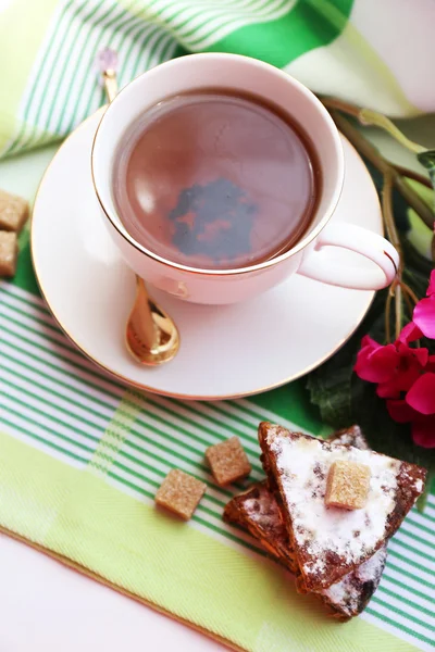 Taza de té en la mesa, de cerca —  Fotos de Stock