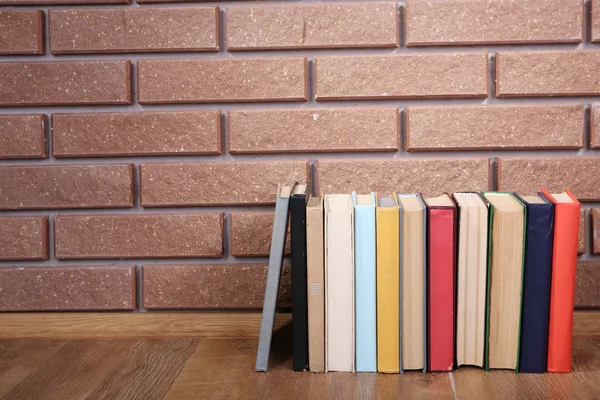 Libri su tavolo di legno — Foto Stock