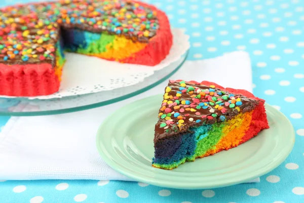 Delicioso pastel de arco iris en el plato — Foto de Stock