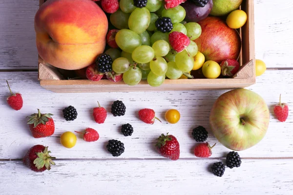 Bayas y frutas diferentes — Foto de Stock
