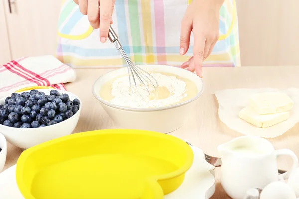 Leckere Kuchen und Zutaten backen — Stockfoto