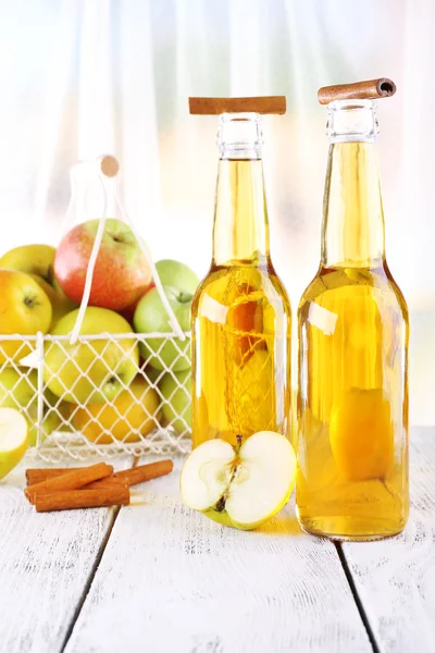 苹果酒和新鲜的苹果 — 图库照片