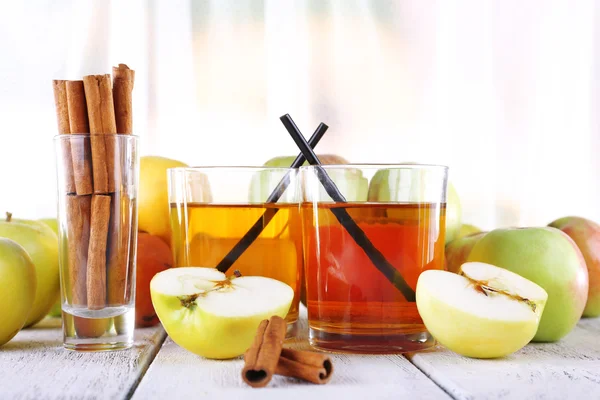 Apple cider and fresh apples — Stock Photo, Image