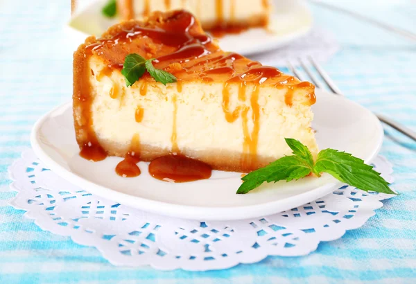 Bolo de queijo em pratos — Fotografia de Stock