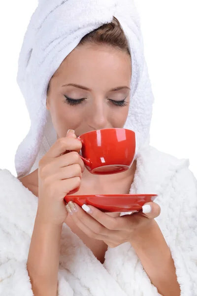 Schöne junge Mädchen im Bademantel mit Tasse Kaffee isoliert auf weiß — Stockfoto