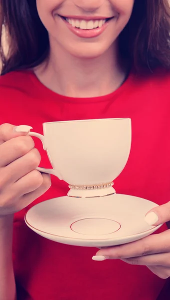 Hermosa joven con taza de café de cerca — Foto de Stock