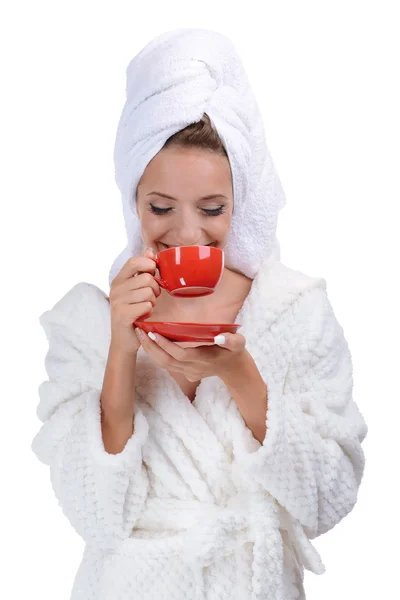 Schöne junge Mädchen im Bademantel mit Tasse Kaffee isoliert auf weiß — Stockfoto