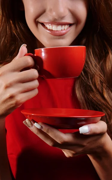 Hermosa joven con taza de café de cerca — Foto de Stock