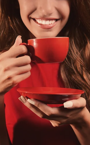 Hermosa joven con taza de café de cerca — Foto de Stock