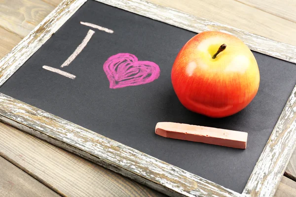 Eu amo maçã escrita em quadro-negro, close-up — Fotografia de Stock