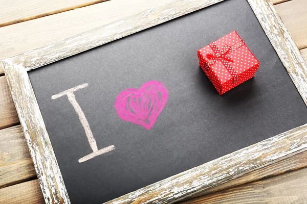 Kara tahta, yazılı hediye sevgi yakın çekim — Stok fotoğraf