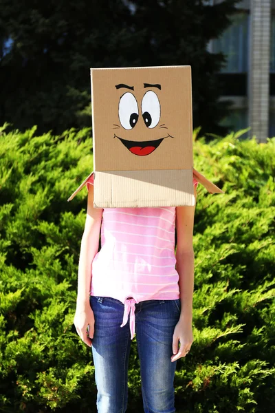 Femme avec boîte en carton — Photo