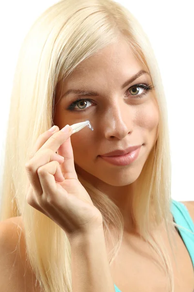 Medicin och vision koncept - ung kvinna med kontaktlinser, närbild — Stockfoto