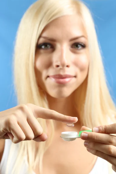 Medicin och vision koncept - ung kvinna med kontaktlinser, närbild — Stockfoto