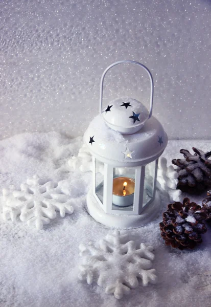 Witte flits licht en kerst decoratie op lichte achtergrond — Stockfoto