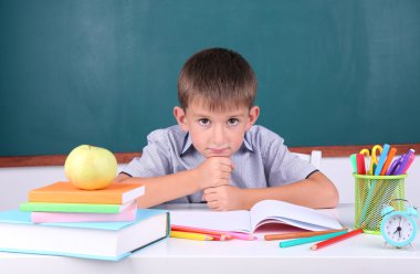 liseli sınıfta tahta zemin üzerine oturan