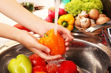 sebze yıkama kadının ellerini mutfak lavabo