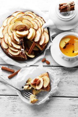 Ev yapımı elmalı turta.