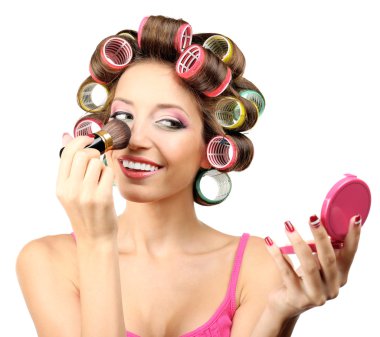 Beyaz saç bigudileri içinde güzel bir kız.