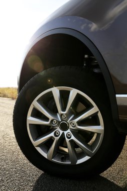 Araba tekerlek yolda