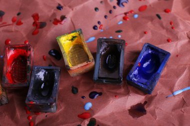 Suluboya boya küpleri