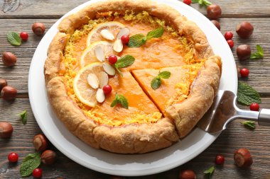 Ev yapımı balkabağı turtası.