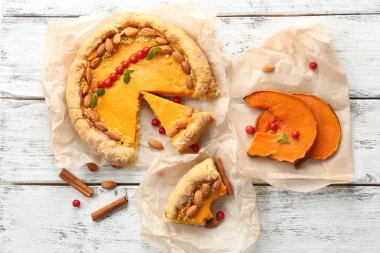 Ev yapımı balkabağı turtası.