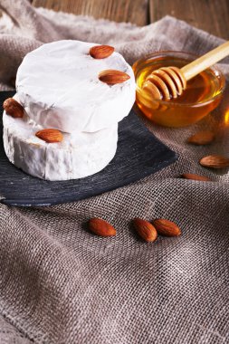 Camembert peyniri plaka üzerinde