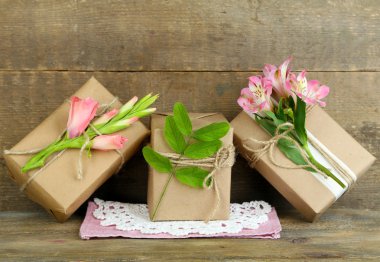 Hediye kutuları ile taze bitkiler