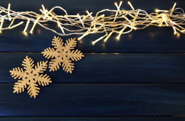 Noel çelenk ve kar taneleri