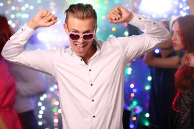 Gençler partide dans ediyor. 