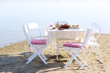 Konuklar için bekleyen dishware içeren tablo