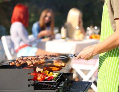 Arkadaşlar barbekü partisi veriyor.
