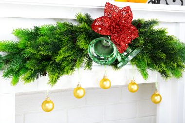 Oda güzel Noel süslemeleri ile şömine