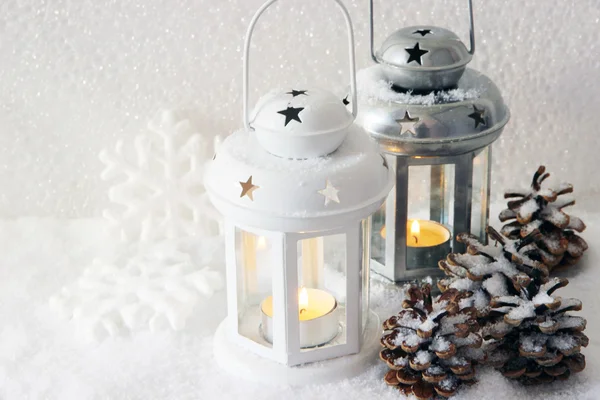 白と金属のフラッシュ ライトと明るい背景上のクリスマスの装飾 — ストック写真