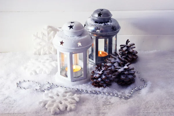Белые и металлические вспышки и рождественские украшения на светлом фоне — стоковое фото