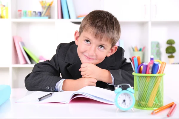 Écolier assis à table dans la salle de classe — Photo