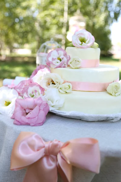 Bolo de casamento bonito — Fotografia de Stock