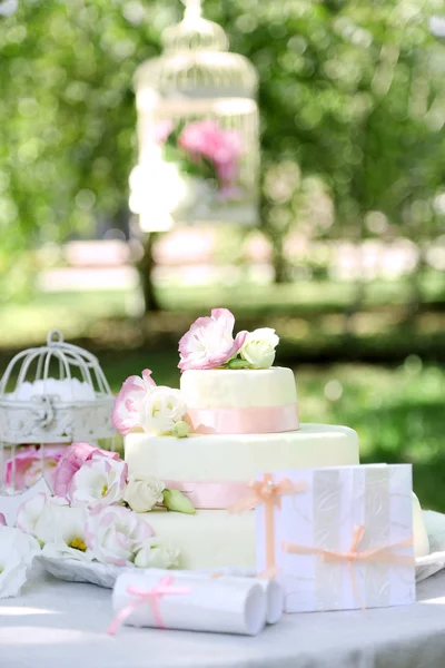 Bolo de casamento bonito — Fotografia de Stock