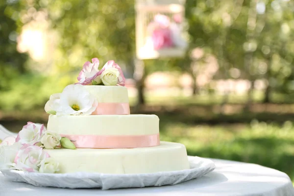 Beautiful wedding cake — Stock Photo, Image