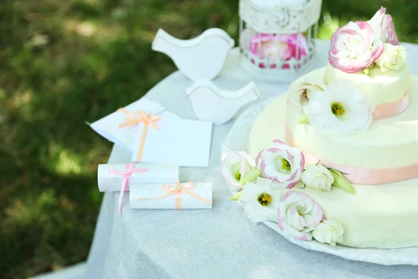 Bolo de casamento bonito — Fotografia de Stock