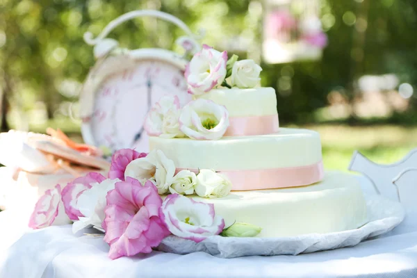 Bolo de casamento bonito — Fotografia de Stock