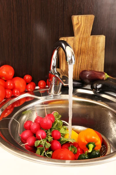 Légumes frais dans l'évier — Photo