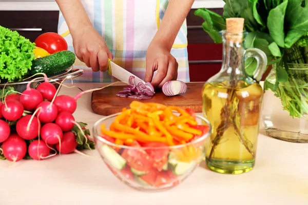 Woman cooking vegetable salad in kitchen — Stock Photo, Image