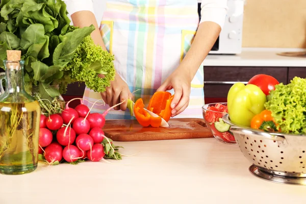 Mujer cocinando ensalada de verduras en la cocina —  Fotos de Stock