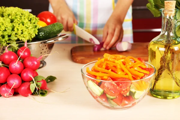 Femme cuisine salade de légumes dans la cuisine — Photo