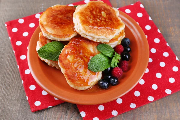 Panqueca saborosa com bagas frescas — Fotografia de Stock