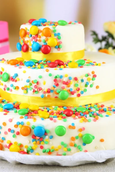 漂亮美味的生日蛋糕 — 图库照片